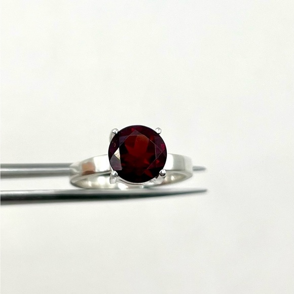 1.25 CT Natural Garnet Solitaire Round Brilliant Cut Sterling Silver Ring - Picture 4 of 4